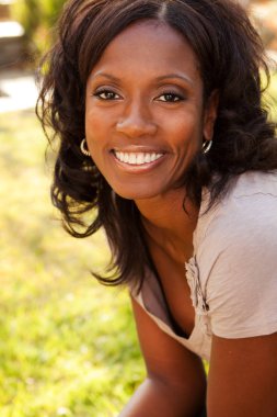 Güzel olgun Afrikalı-Amerikalı kadın