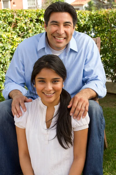 Латиноамериканский отец и дочь . — стоковое фото