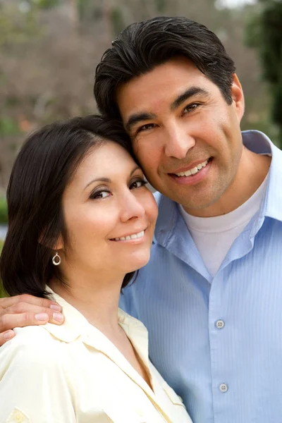Счастливая латиноамериканская пара. — стоковое фото