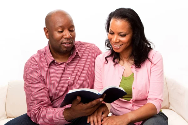 Amare sorridente uomo e donna abbracciare . — Foto Stock