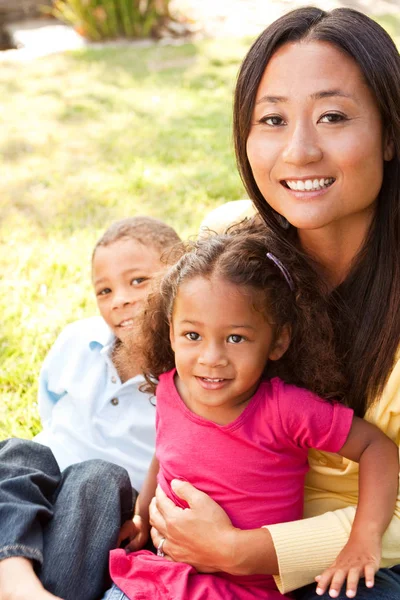 Mutter mit gemischter Rasse und ihre Kinder. — Stockfoto