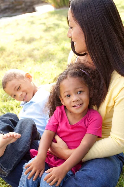 Mestiça mãe e seus filhos . — Fotografia de Stock