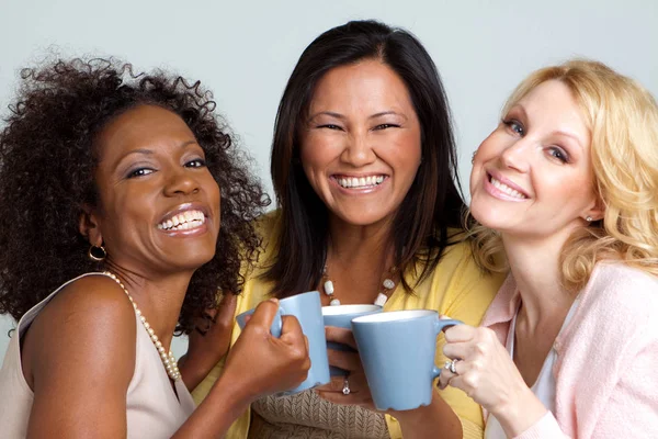 이야기와 커피를 마시는 여성의 다양 한 그룹. — 스톡 사진
