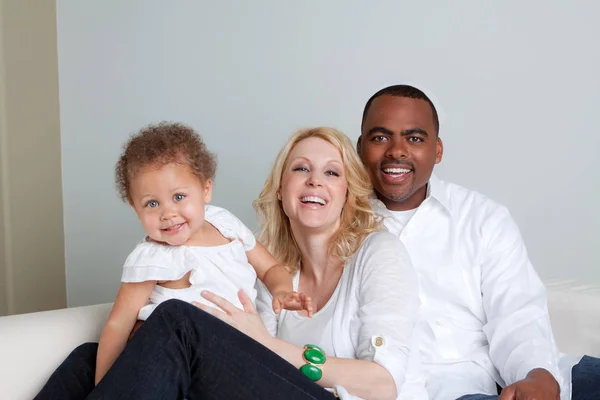 Portret szczęśliwy wielokulturowym rodzin uśmiechający się. — Zdjęcie stockowe