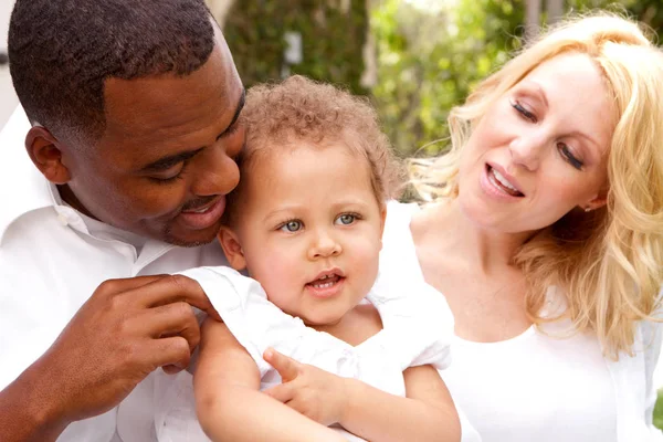 Retrato de familia multicultural feliz sonriendo . — Foto de Stock