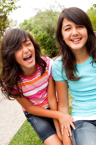 Glada syskon skrattar och leker tillsammans utanför. — Stockfoto