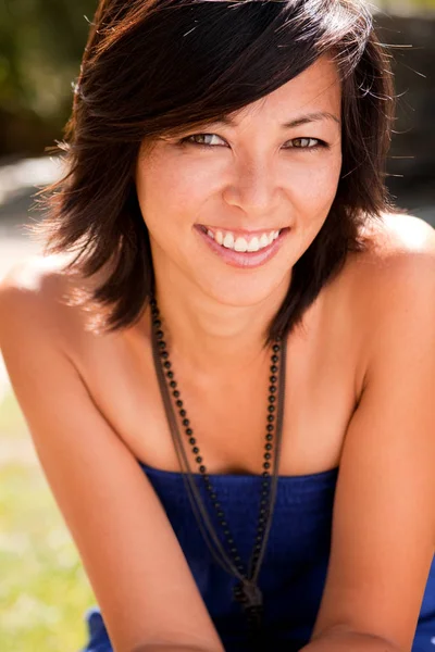 Schöne selbstbewusste asiatische Frau glücklich und lächelnd — Stockfoto