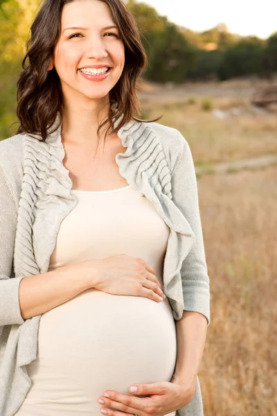 Hermosa joven feliz mujer riendo y sonriendo . — Foto de Stock