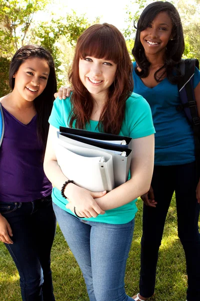 Glada flickor i tonåren gå tillbaka till skolan. — Stockfoto