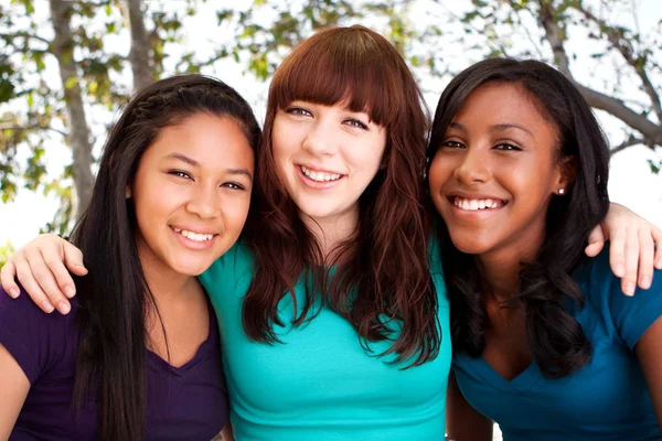 Változatos csoportját tizenéves lányok, átölelve hoznak, és mosolyogva. — Stock Fotó