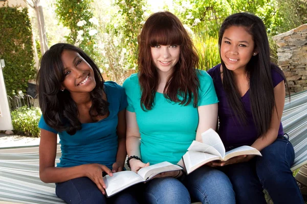 Diverse group of teenage girls reading outside. — Stock Photo, Image