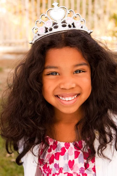 Menina bonito sorrindo usando uma tiara . — Fotografia de Stock