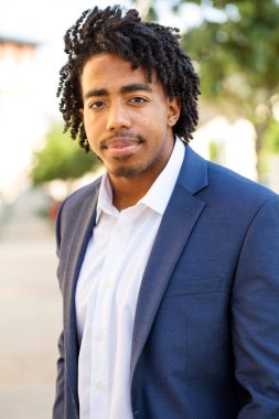 Dışarıda gülümseyen genç Afro-Amerikan yakışıklı.