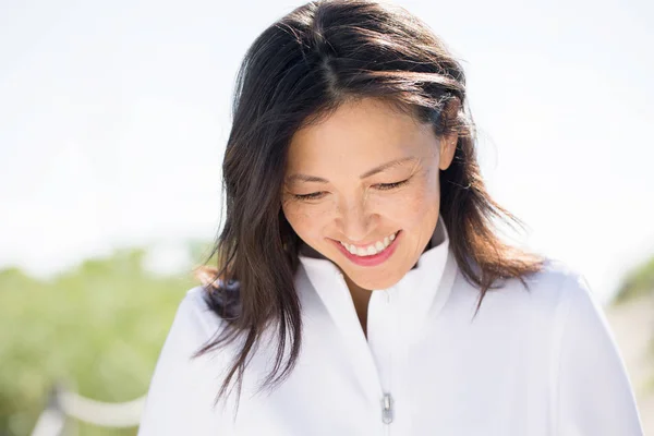 Ritratto di una donna asiatica sorridente . — Foto Stock