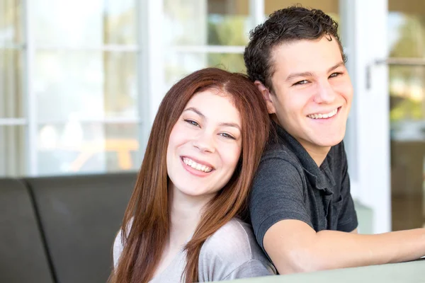 Retrato de un hermano y una hermana sonriendo . —  Fotos de Stock