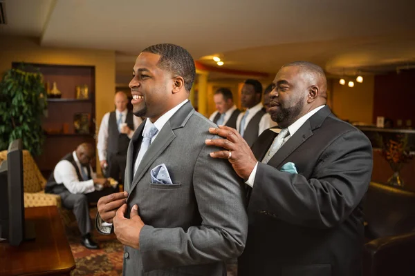 Father of the groom helping his son get dressed. — Stock Photo, Image