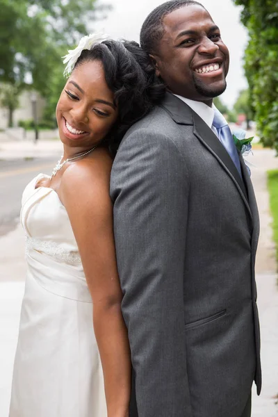 アフリカ系アメリカ人の花嫁と花婿. — ストック写真