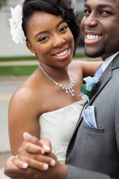 Afro-amerikai menyasszony és a vőlegény. — Stok fotoğraf