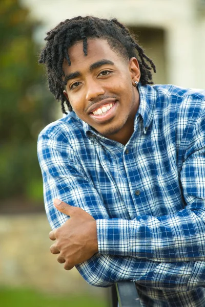 Ung snygg African American man ler utanför. — Stockfoto