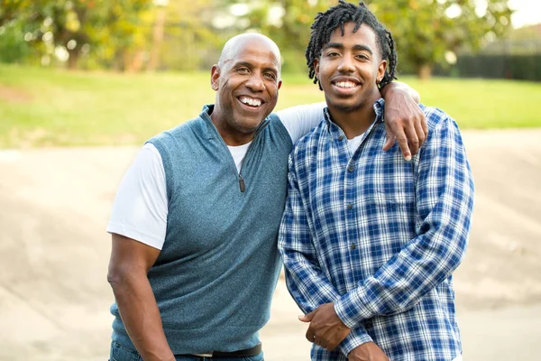 Afrikanisch-amerikanischer Vater und sein erwachsener Sohn. — Stockfoto
