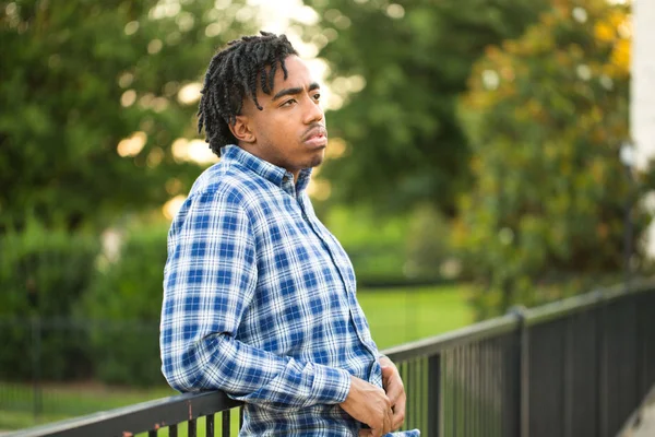 Mladý Američan Afričana muž v hlubokém zamyšlení. — Stock fotografie