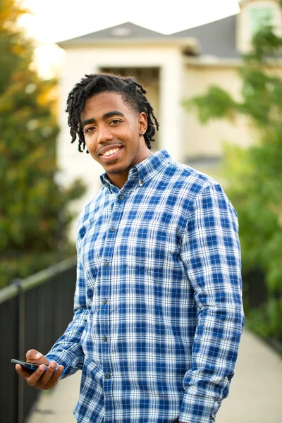 Joven hombre afroamericano guapo sonriendo afuera . —  Fotos de Stock