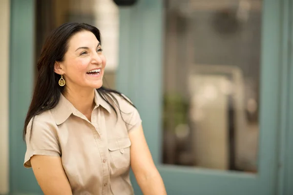 Feliz mulher hispnaicos sorrindo e de pé fora . — Fotografia de Stock