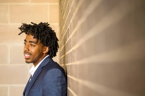 Jovem afro-americano bonito sorrindo lá fora . — Fotografia de Stock