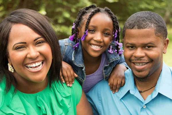 Mutlu bir Afro-Amerikan aile portresi. — Stok fotoğraf