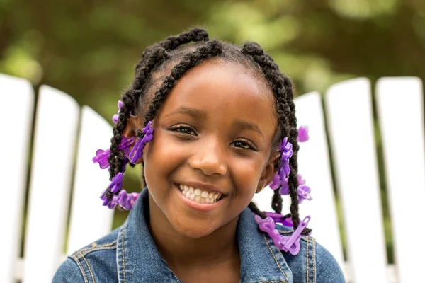 Gülüyor ve gülümseyen sevimli Afro-Amerikan küçük kız. — Stok fotoğraf