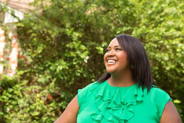 Gelukkig African American vrouw glimlachen en lachen. — Stockfoto