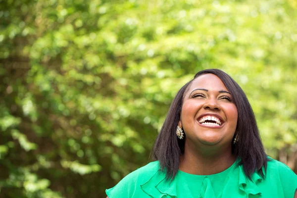 Gelukkig African American vrouw glimlachen en lachen. — Stockfoto