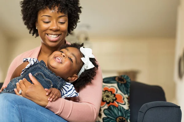 Familia afroamericana. Madre e hija sonriendo en casa . —  Fotos de Stock