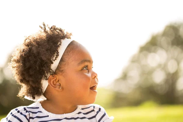 Feliz niña riéndose y sonriendo afuera . — Foto de Stock