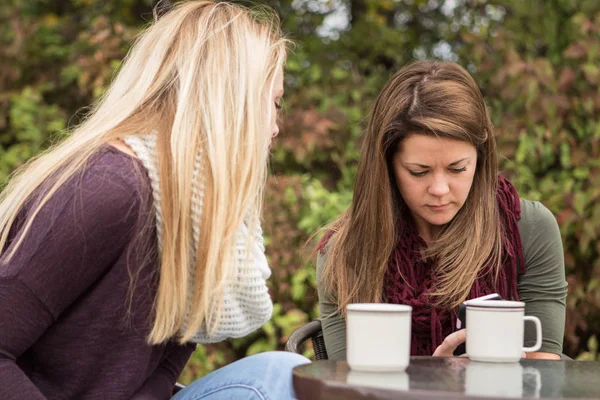 Žena SMS a mluví posezení venku na podzim. — Stock fotografie