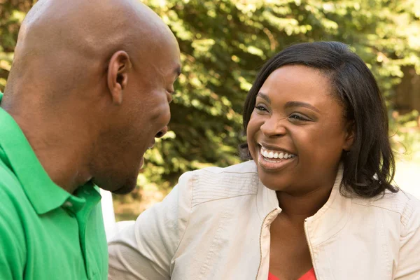 Αφρικανική αμερικανική ζευγάρι μιλώντας και γελώντας εκτός. — Φωτογραφία Αρχείου