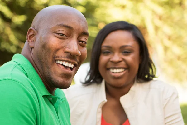 Афроамериканская пара разговаривает и смеется снаружи . — стоковое фото