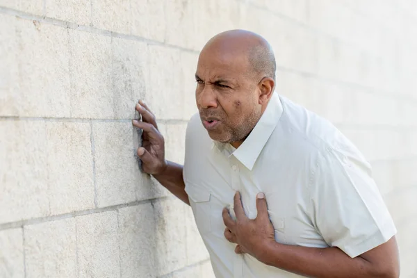 African American man har smärtor i hjärtat. — Stockfoto