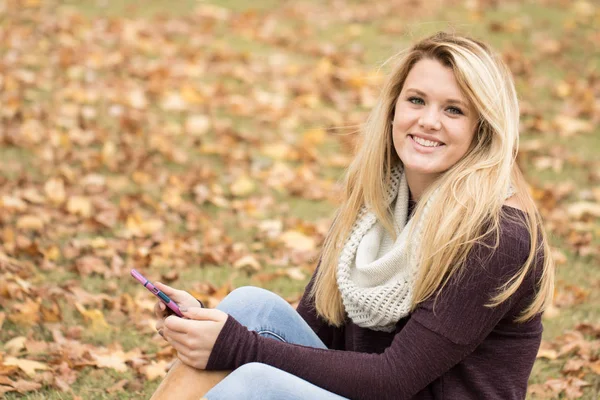 Feliz joven en un entorno de otoño sonriendo . — Foto de Stock