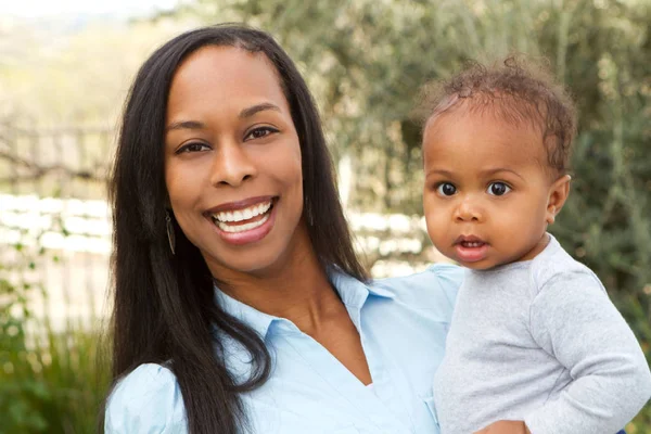 Afrikalı-Amerikalı bir anne ve oğlu portre. — Stok fotoğraf