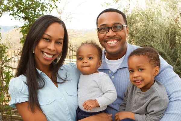 Portret van een jonge African American jong gezin. — Stockfoto