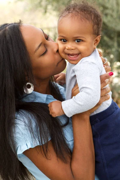 Retrato de una madre afroamericana y su hijo . — Foto de Stock