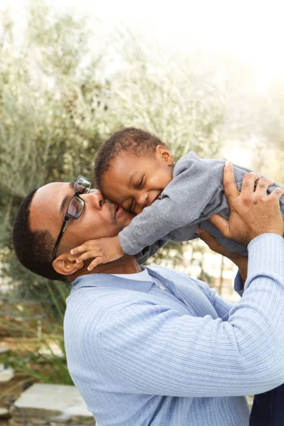 Vader knuffelen en lachen met zijn zoon. — Stockfoto