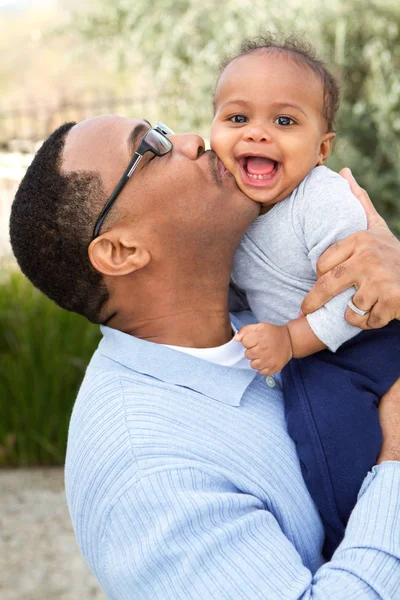 Батько обіймає і сміється зі своїм сином . — стокове фото