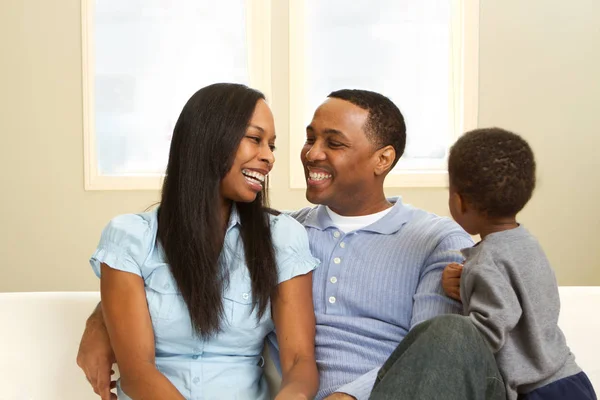 若いアフリカ系アメリカ人の若い家族の肖像. — ストック写真