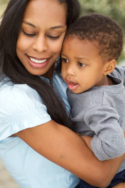 Portret van een Afro-Amerikaanse moeder en haar zoon. — Stockfoto