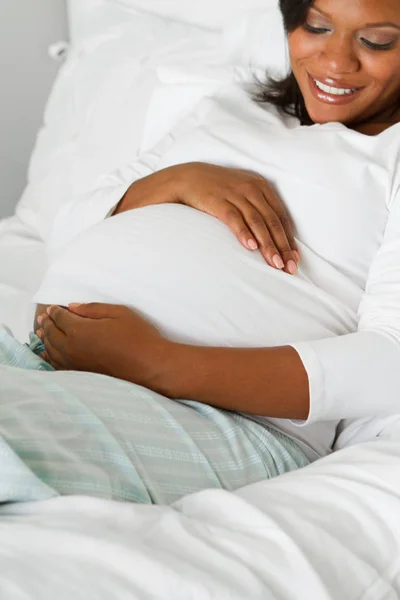 Junge afrikanische amerikanische schwangere Frau. — Stockfoto