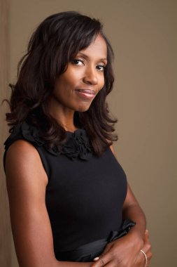 Moda güzel Afro-Amerikan Olgun kadın gülümseyerek.