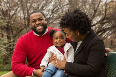 Onların bebek ile mutlu bir Afro-Amerikan Aile.