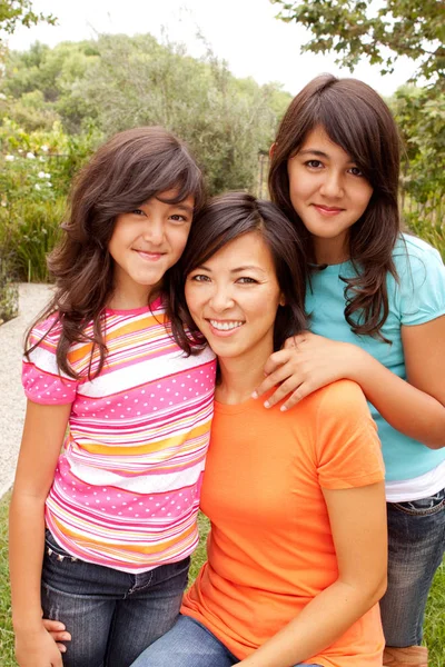 Люблячий азіатських мати і дочка, посміхаючись. — стокове фото